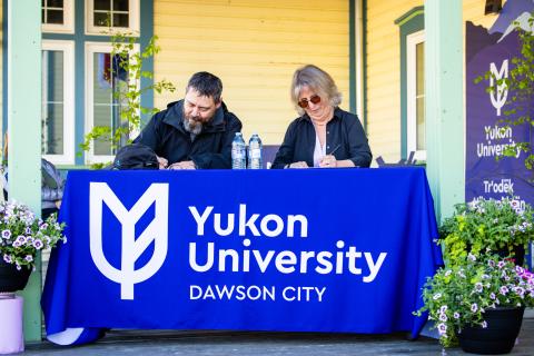 Hähkè Darren Taylor and Shelagh Rowles signing the memorandum of agreement